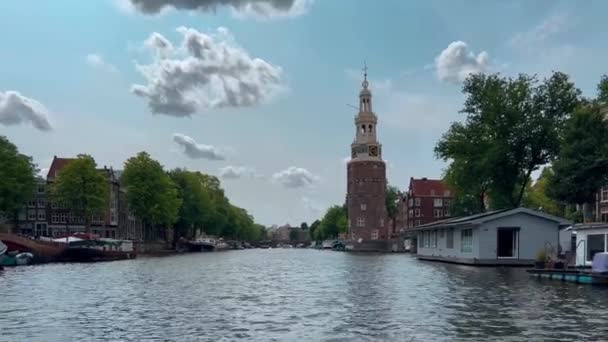 Casas Estreitas Tradicionais Barcos Canais Amsterdã Holanda Europa Julho 2023 — Vídeo de Stock