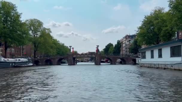Traditionelle Alte Enge Häuser Boote Und Kanäle Amsterdam Niederlande Europa — Stockvideo