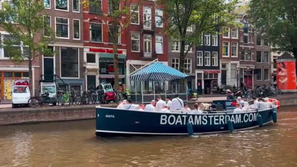 Casas Estrechas Tradicionales Barcos Canales Amsterdam Países Bajos Europa Julio — Vídeos de Stock