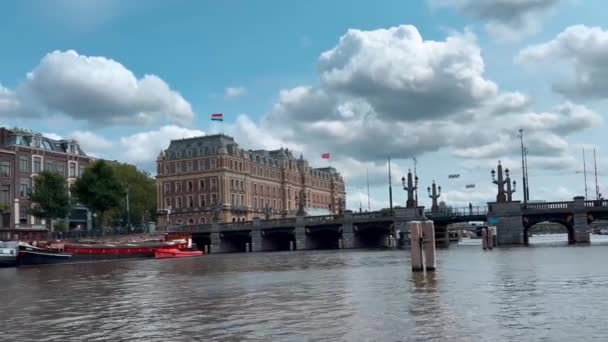 Traditionella Gamla Smala Hus Båtar Och Kanaler Amsterdam Nederländerna Europa — Stockvideo