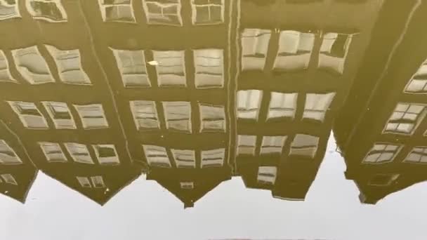 Отражение Воде Канала Традиционных Узких Домов Амстердаме Нидерландах Европе Высококачественные — стоковое видео