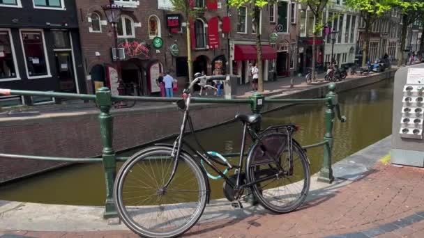 伝統的な古い狭い住宅ボートや運河 アムステルダム オランダ ヨーロッパ 7月5日 2023 高品質の4K映像 — ストック動画