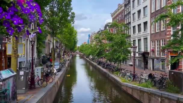 Παραδοσιακά Παλιά Στενά Σπίτια Σκάφη Και Κανάλια Άμστερνταμ Ολλανδία Ευρώπη — Αρχείο Βίντεο