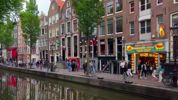 Tradycyjne Stare Wąskie Domy Łodzie Kanały Amsterdam Holandia Europa Lipca — Wideo stockowe