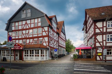 Alman geleneksel mimari fachwerk ahşap evler Melsungen, Hesse, Almanya, 20 Haziran 2023