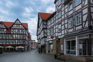 Alman geleneksel mimari fachwerk ahşap evler Melsungen, Hesse, Almanya, 20 Haziran 2023