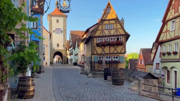 2023年7月17日 德国中部弗伦科尼亚巴伐利亚 罗森堡比德尔陶伯历史中心的德国传统建筑半木结构房屋 高质量的4K镜头 — 图库视频影像