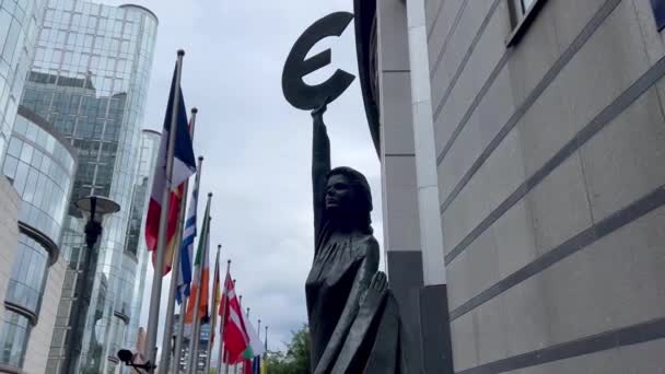 Socha Znamení Eura Vlajky Členských Států Evropské Unie Evropský Parlament — Stock video