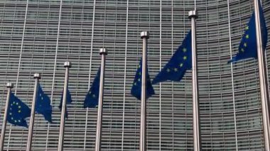 Avrupa Birliği bayrakları. Berlaymont, Avrupa Komisyonu, Brüksel, Belçika, Avrupa 'nın merkez binası, 5 Ağustos 2023. Yüksek kalite 4k görüntü