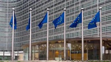 Avrupa Birliği bayrakları. Berlaymont, Avrupa Komisyonu, Brüksel, Belçika, Avrupa 'nın merkez binası, 5 Ağustos 2023. Yüksek kalite 4k görüntü