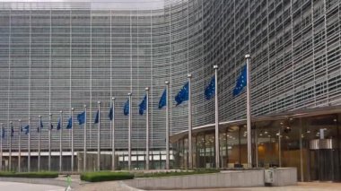 Avrupa Birliği bayrakları. Berlaymont, Avrupa Komisyonu, Brüksel, Belçika, Avrupa 'nın merkez binası, 5 Ağustos 2023. Yüksek kalite 4k görüntü