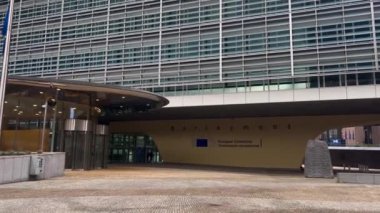Avrupa Birliği bayrakları. Berlaymont, Avrupa Komisyonu, Brüksel, Belçika, Avrupa 'nın merkez binası, 5 Ağustos 2023. Yüksek kalite 4k görüntü