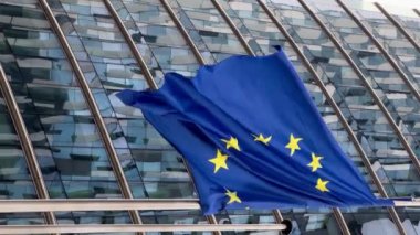 Avrupa Birliği, 5 Ağustos 2023 'te Brüksel, Belçika, Avrupa' da cam bina cephesinde rüzgarda dalgalanan bayraklar, dikey video. Yüksek kalite 4k görüntü
