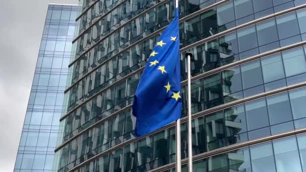 Vlaggen Van Europese Unie Wapperen Wind Tegen Gevelachtergrond Van Glazen — Stockvideo