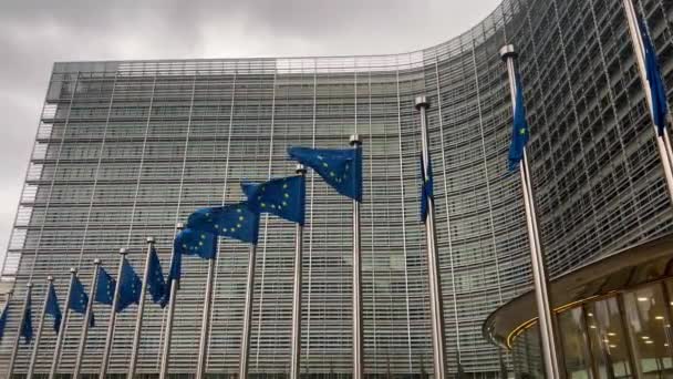 Σημαίες Της Ευρωπαϊκής Ένωσης Berlaymont Κτίριο Έδρα Της Ευρωπαϊκής Επιτροπής — Αρχείο Βίντεο