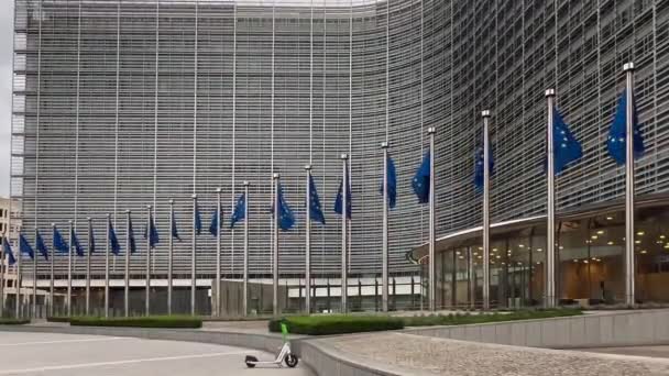 Flagi Unii Europejskiej Siedziba Główna Budynku Berlaymont Komisji Europejskiej Bruksela — Wideo stockowe