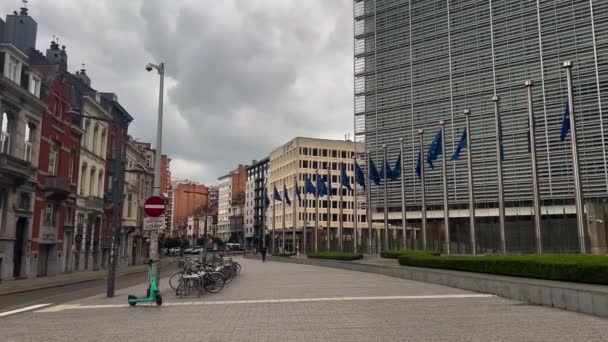 Banderas Unión Europea Sede Del Edificio Berlaymont Comisión Europea Bruselas — Vídeo de stock