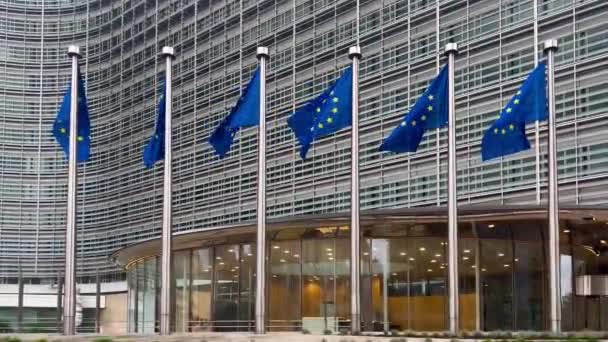 Флаги Европейского Союза Штаб Квартира Европейской Комиссии Берлеймонте Брюссель Бельгия — стоковое видео