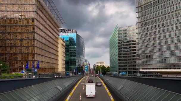 Városi Táj Autópályán Közlekedő Autókkal Toronyházak Uniós Zászlók Borús Égbolt — Stock videók