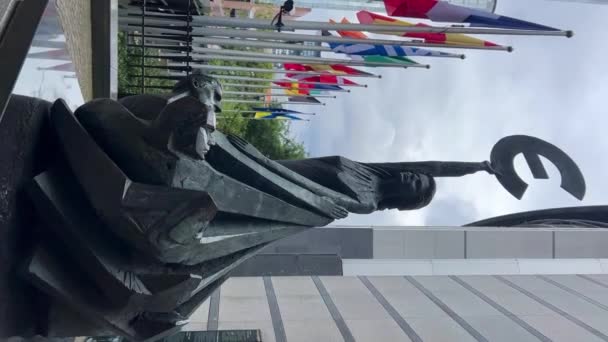 Скульптура Знака Євро Державні Прапори Країн Членів Європейського Союзу Європейський — стокове відео