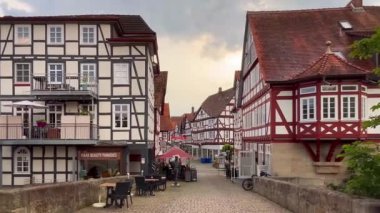 Tarih merkezi Melsungen, Hesse, Almanya 'daki Alman geleneksel mimari fachwerk ahşap evleri, 20 Haziran 2023 dikey video. Yüksek kalite 4k görüntü