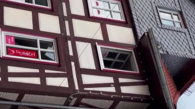 Tarih merkezi Melsungen, Hesse, Almanya 'daki Alman geleneksel mimari fachwerk ahşap evleri, 20 Haziran 2023 dikey video. Yüksek kalite 4k görüntü