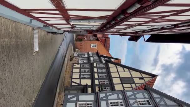 2023年6月20日 ドイツ ヘッセン ヘッセン ドイツの歴史的な中心部にあるドイツの伝統的な建築の木造家 高品質の4K映像 — ストック動画