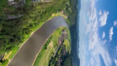 Sakson İsviçre Ulusal Parkı 'ndaki Saksonya Nehri kıyısındaki Bastei Köprüsü, Almanya, Saksonya, dikey video. Yüksek kalite 4k görüntü