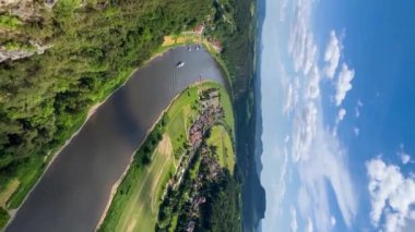 Sakson İsviçre Ulusal Parkı 'ndaki Saksonya Nehri kıyısındaki Bastei Köprüsü, Almanya, Saksonya, dikey video. Yüksek kalite 4k görüntü