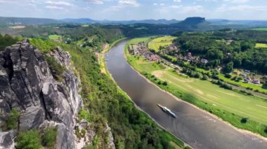 Bastei Köprüsü, Saksonya, Almanya 'da Elbe Nehri kıyısındaki Sakson İsviçre Ulusal Parkı' nda. Yüksek kalite 4k görüntü