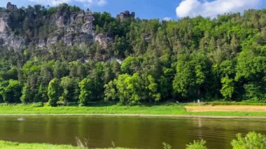 Bastei Köprüsü, Saksonya, Almanya 'da Elbe Nehri kıyısındaki Sakson İsviçre Ulusal Parkı' nda. Yüksek kalite 4k görüntü