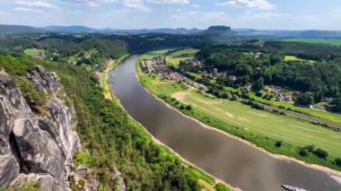 Bastei Köprüsü, Saksonya, Almanya 'da Elbe Nehri kıyısındaki Sakson İsviçre Ulusal Parkı' nda. Yüksek kalite 4k görüntü