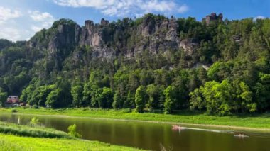 Bastei Köprüsü, Saksonya, Almanya 'da Elbe Nehri kıyısındaki Sakson İsviçre Ulusal Parkı' nda. Yüksek kalite 4k görüntü