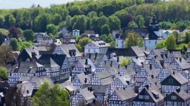 Yarı keresteli evler, Almanya 'nın Kuzey Ren Vestfalya eyaletinde, Siegen Wittgenstein iline bağlı Freudenberg Siegerland ilçesine bağlı. Yüksek kalite 4k görüntü