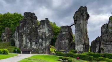 Peyzaj Exer Stones, ayrıca Easter, Register veya Egger Stones, Horn-Bad Meinberg, Lippe bölgesi, Kuzey Ren Vestfalya, Almanya yakınlarındaki Teutoburg Ormanı 'nda bir grup kaya. Yüksek kalite 4k görüntü