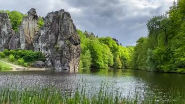 Peyzaj Exer Stones, ayrıca Easter, Register veya Egger Stones, Horn-Bad Meinberg, Lippe bölgesi, Kuzey Ren Vestfalya, Almanya yakınlarındaki Teutoburg Ormanı 'nda bir grup kaya. Yüksek kalite 4k görüntü