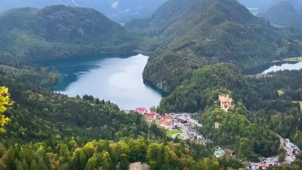 ミュンヘン バイエルン ドイツ ヨーロッパの周辺にあるアルプスの城 スプルースの森で覆われた山の城と湖と秋の風景 高品質の4K映像 — ストック動画