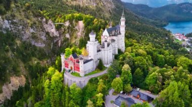 Münih, Bavyera, Almanya ve Avrupa çevresindeki Alpler 'deki Neuschwanstein şatosu hava aracı görüntüsü. Şatosu ve gölü olan, ladin ormanlarıyla kaplı sonbahar manzarası. Yüksek kalite