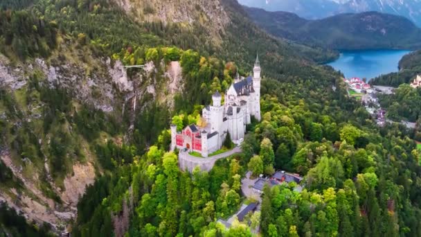 Veduta Aerea Drone Castello Neuschwanstein Sfondo Alpi Prossimità Monaco Baviera — Video Stock
