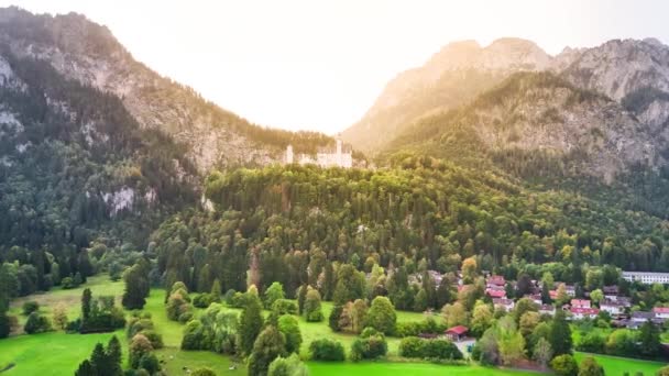 Вид Воздуха Замок Нойшванштайн Фоне Альп Окрестностях Мюнхена Баварии Германии — стоковое видео