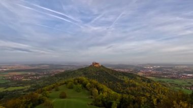  Almanya 'daki Baden-Wurttemberg dağındaki Ortaçağ Hohenzollern şatosunun gündoğumu gecikmesi. Yüksek kalite 4k görüntü