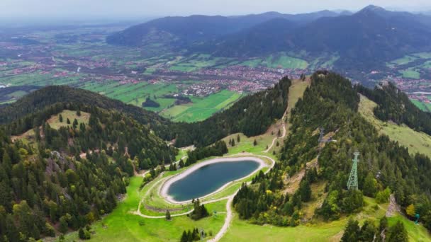Dron Powietrzny Widok Turkusowe Jezioro Górach Alpy Bawarskie Ośrodek Narciarski — Wideo stockowe