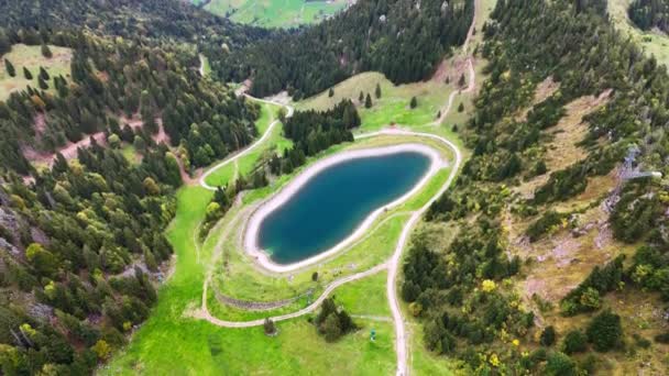 Dron Powietrzny Widok Turkusowe Jezioro Górach Alpy Bawarskie Ośrodek Narciarski — Wideo stockowe