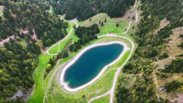 从空中俯瞰巴伐利亚阿尔卑斯山中的绿松石湖 夏天的滑雪胜地 高质量的4K镜头 — 图库视频影像