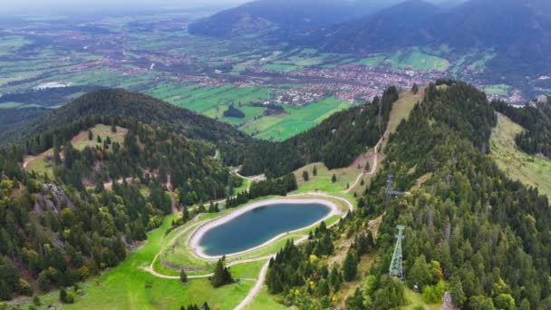 Drohnen Aus Der Luft Betrachten Den Türkisfarbenen See Den Bayerischen — Stockvideo