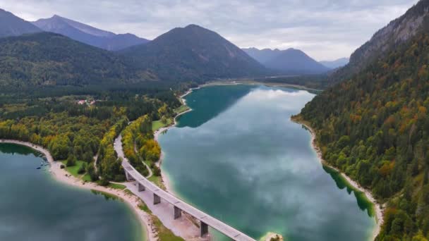 德国上巴伐利亚卡文德尔山脉阿尔卑斯山Silvenstein湖上Faller Klamm Brucke桥的无人驾驶飞机图像 高质量的4K镜头 — 图库视频影像