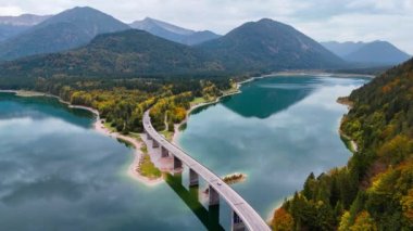 Silvenstein Gölü üzerindeki Faller-Klamm-Brucke köprüsünün hava aracı görüntüsü, Karwendel dağ sırası Alpleri, Yukarı Bavyera, Almanya. Yüksek kalite 4k görüntü