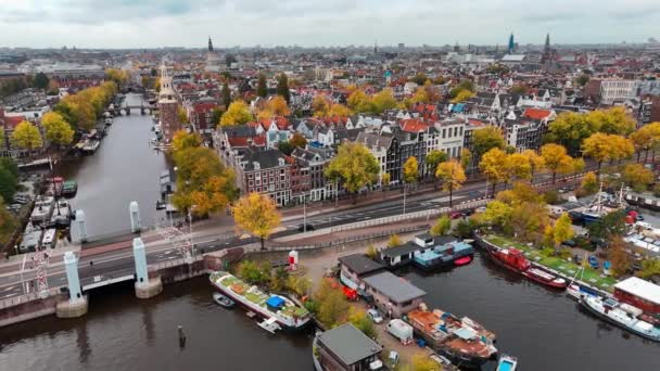 Flygdrönare Amsterdam Höst Stadsbild Smala Gamla Hus Kanaler Båtar Fåglar — Stockvideo