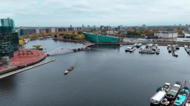 Amsterdam 'daki sonbahar müzesindeki hava aracı manzarası eski evleri, kanalları, kuşların görüş açısını daraltıyor. Yüksek kalite 4k görüntü