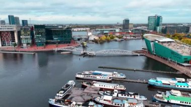 Amsterdam 'daki sonbahar müzesindeki hava aracı manzarası eski evleri, kanalları, kuşların görüş açısını daraltıyor. Yüksek kalite 4k görüntü